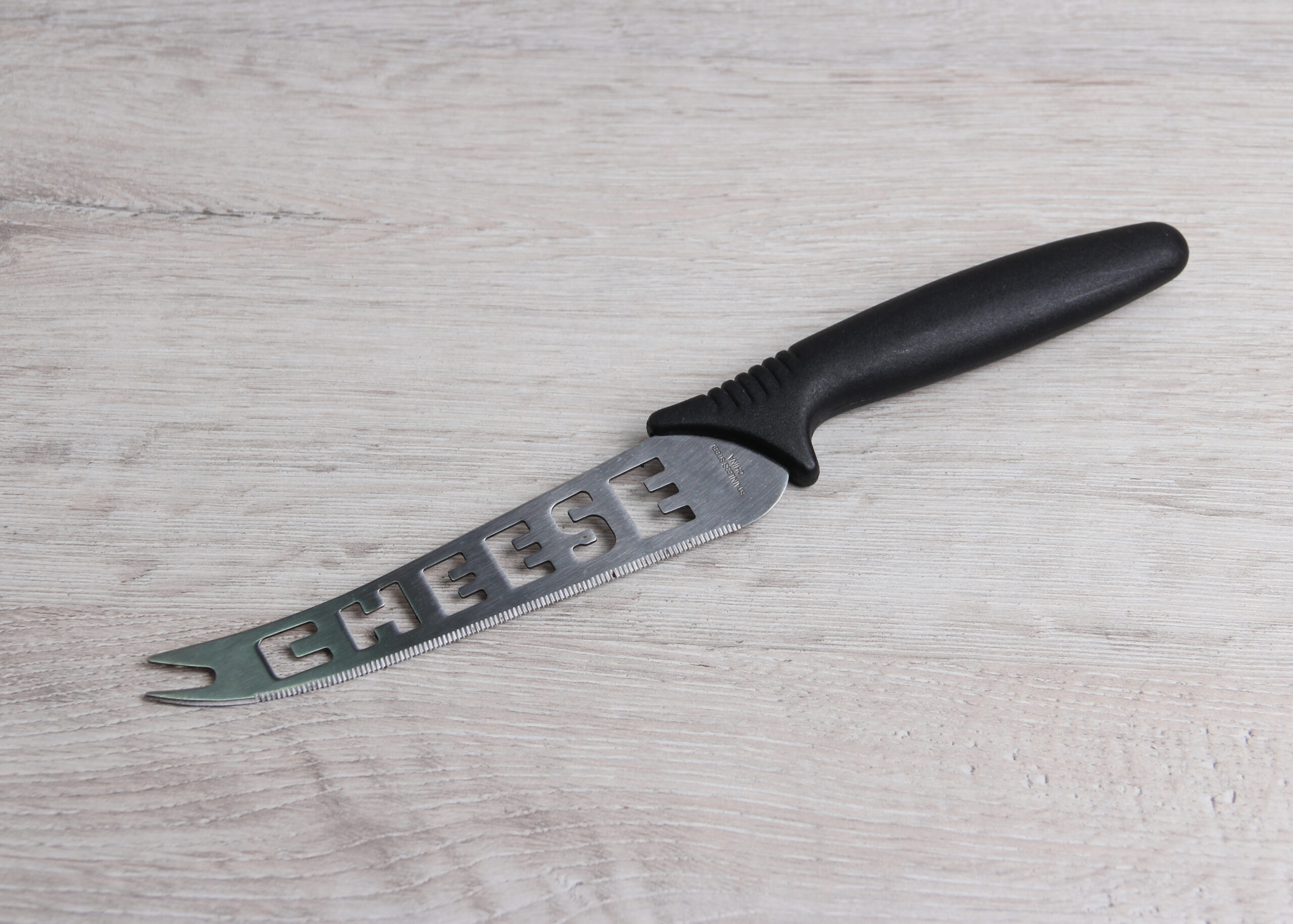 Нож для сыра с надписью "Chesse"