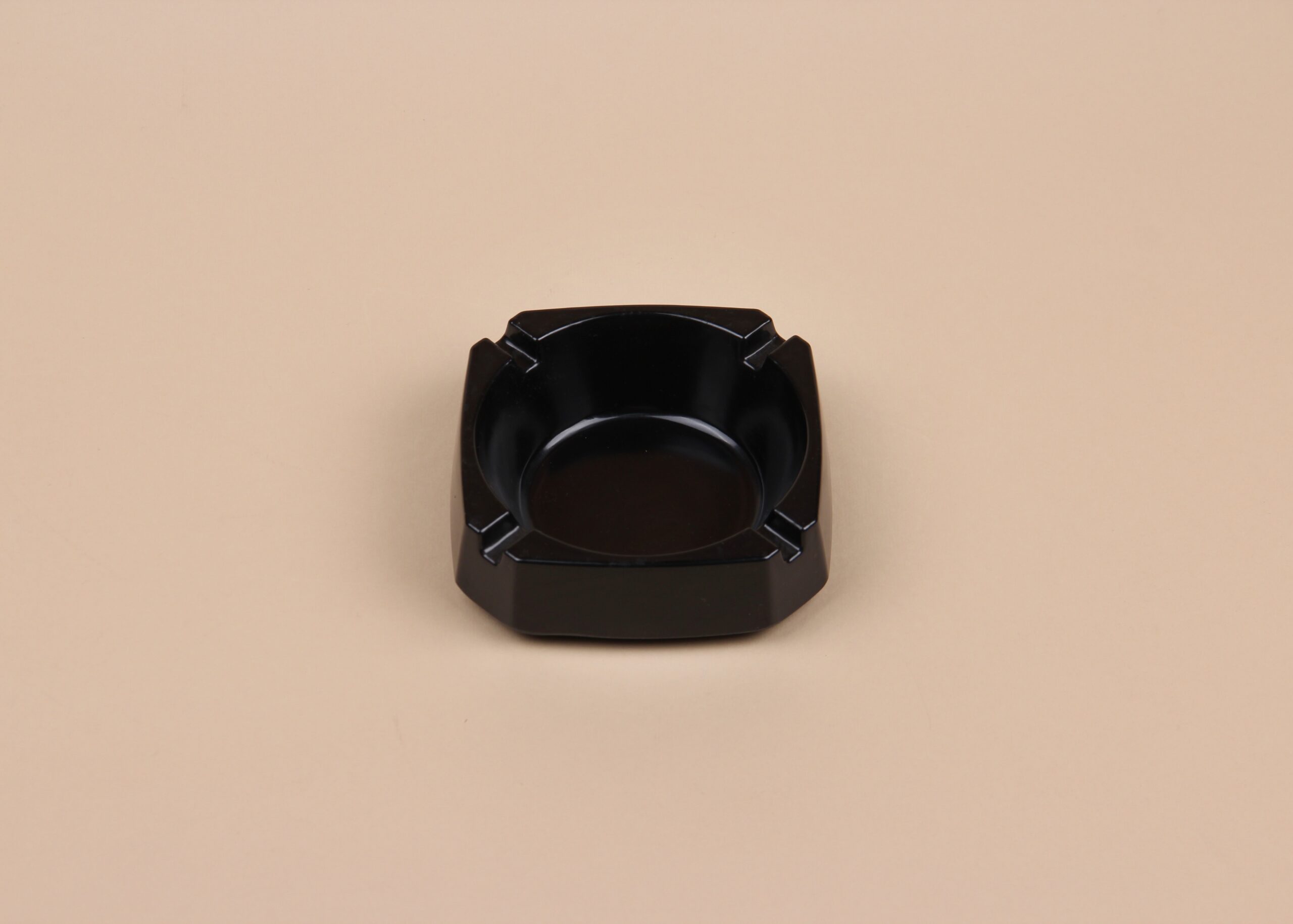 Пепельница черная, d = 9,2 см, арт. KN-602012 (0.02B)