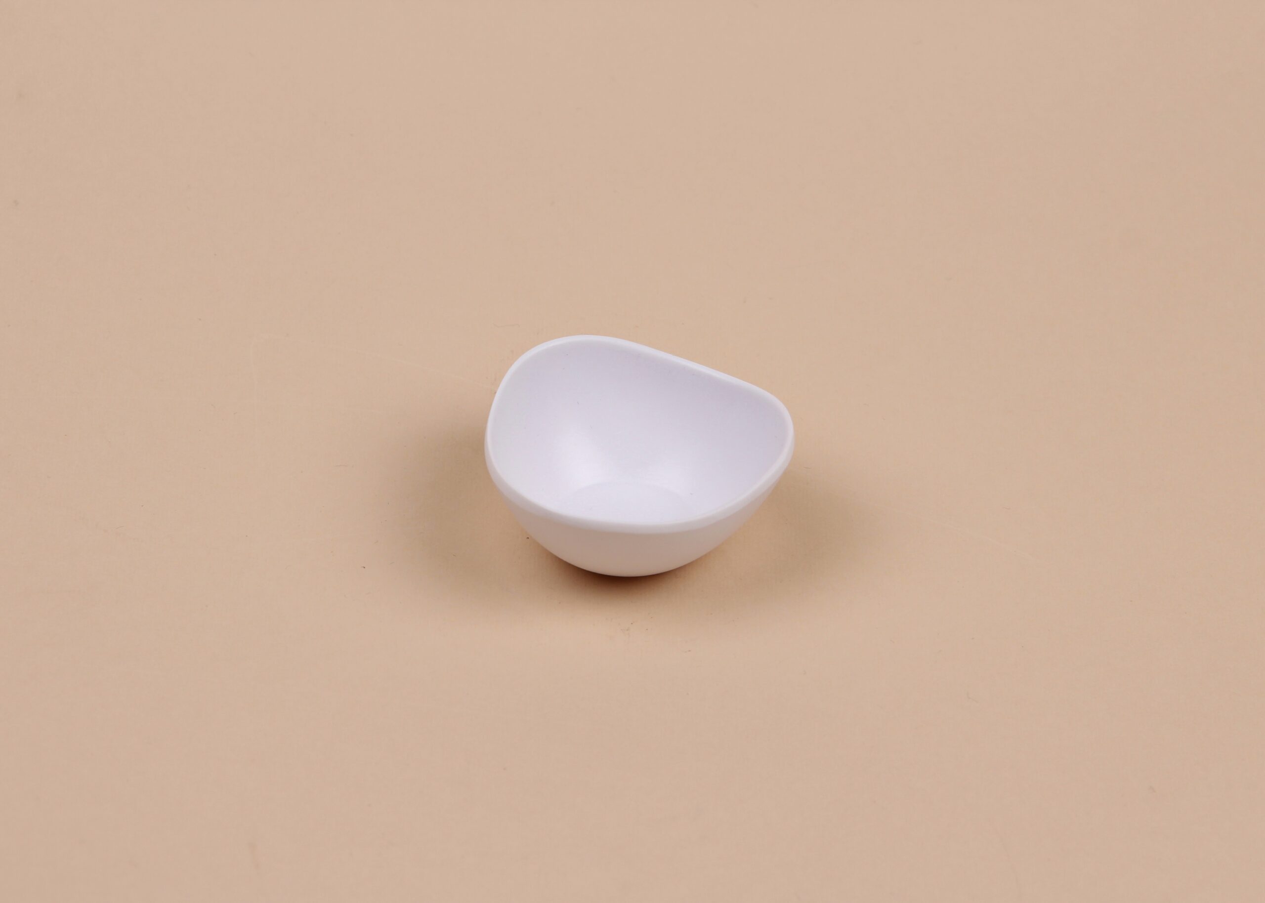 Чаша для соуса треугольная округлая белая, 20 мл, арт. 607073