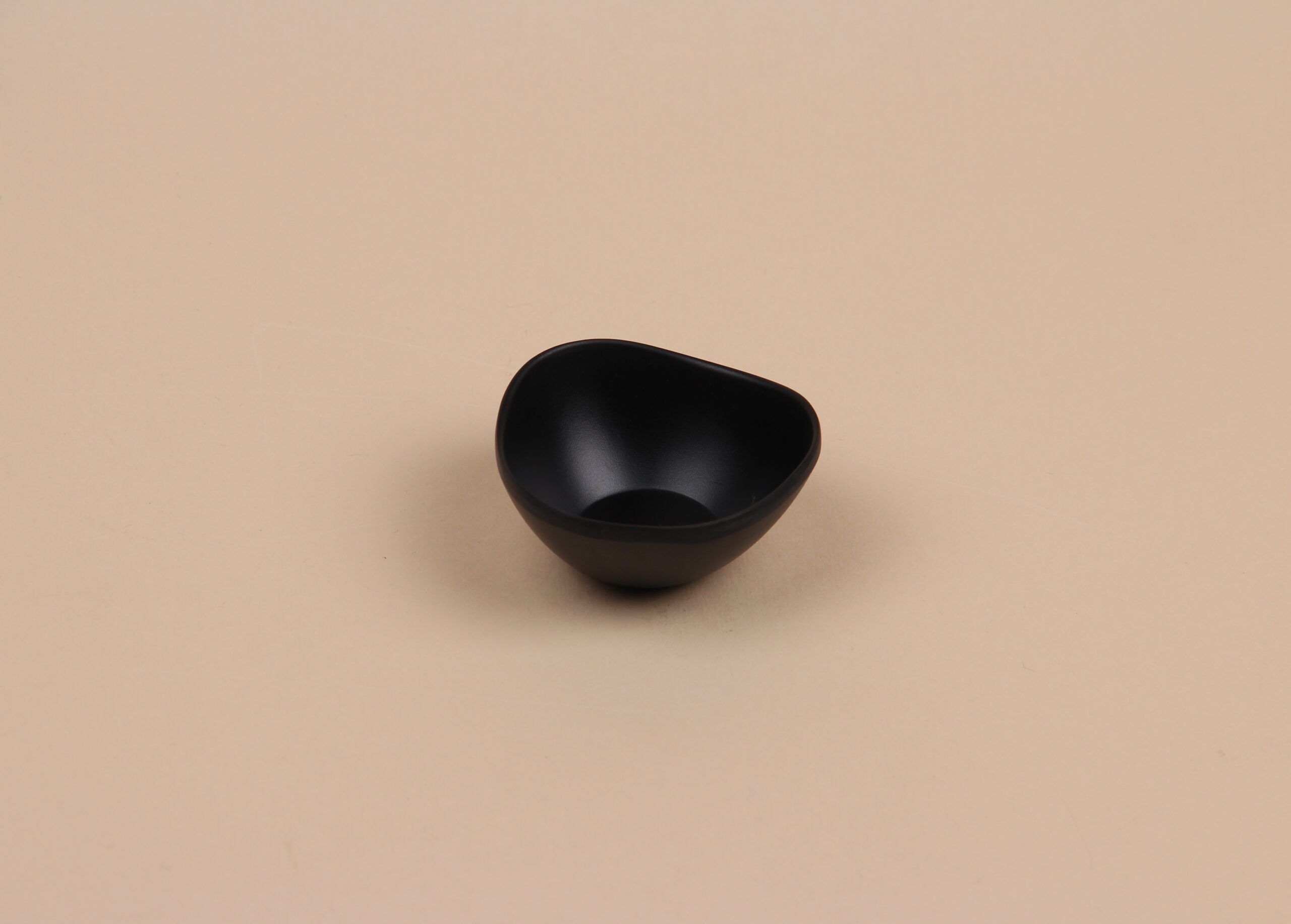Чаша для соусу трикутна округла чорна, 20 мл, арт. 607070