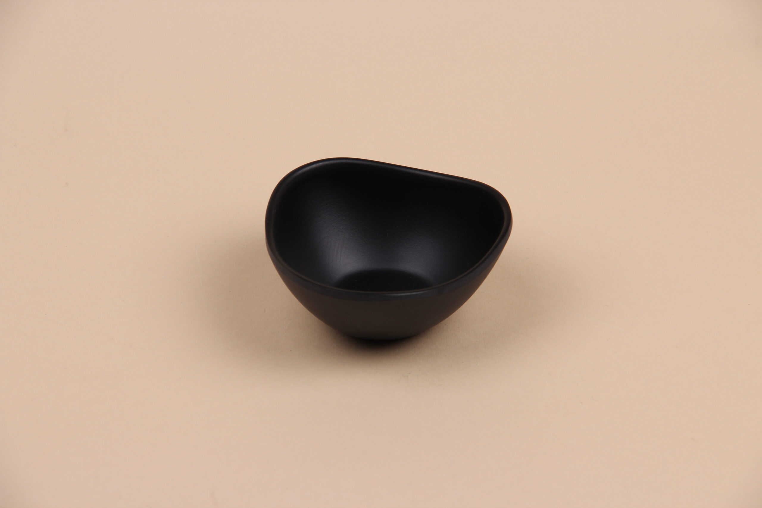 Чаша для соусу трикутна округла чорна, 80 мл, арт. 607068