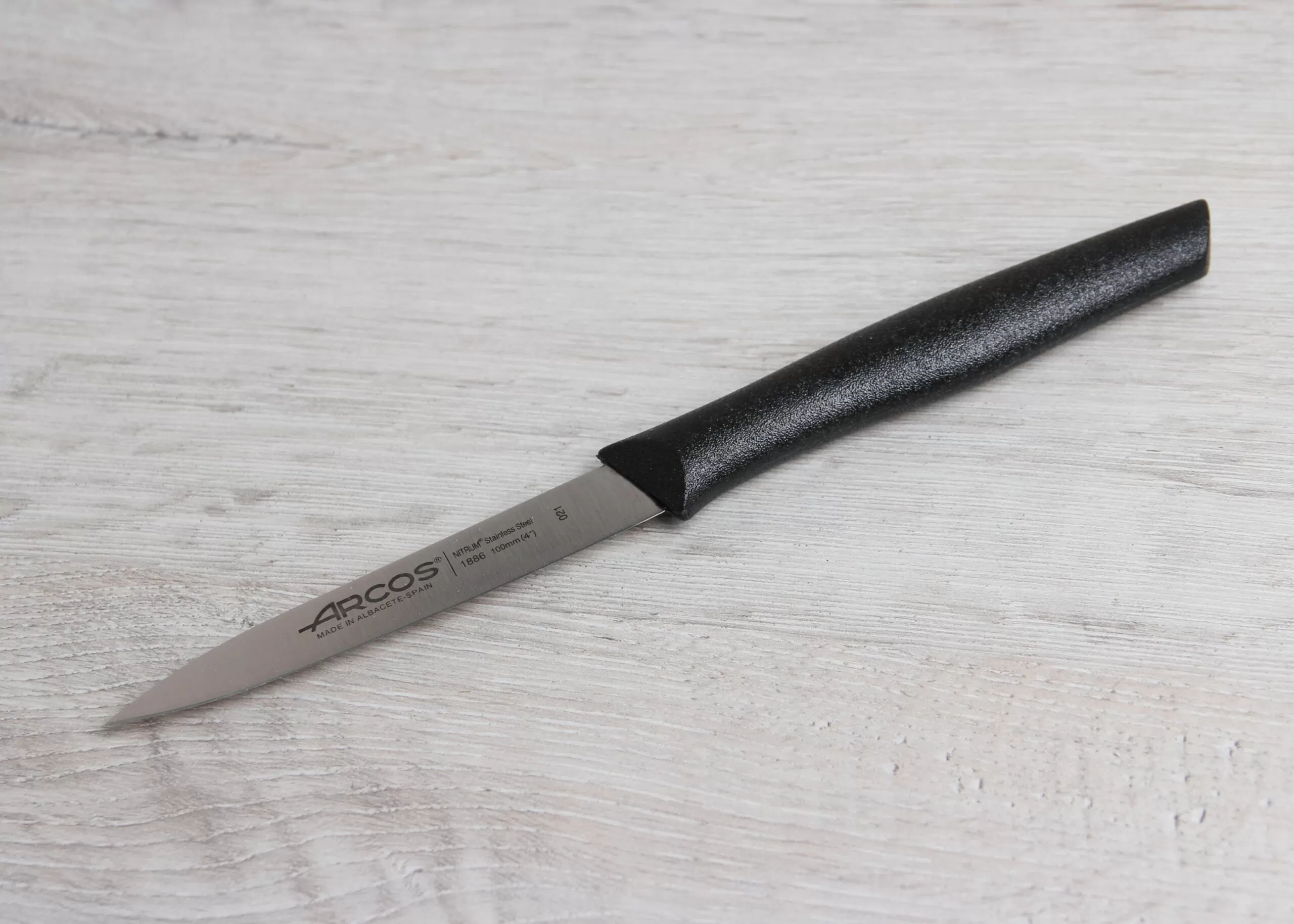 Нож с пластиковой ручкой, 10 см
