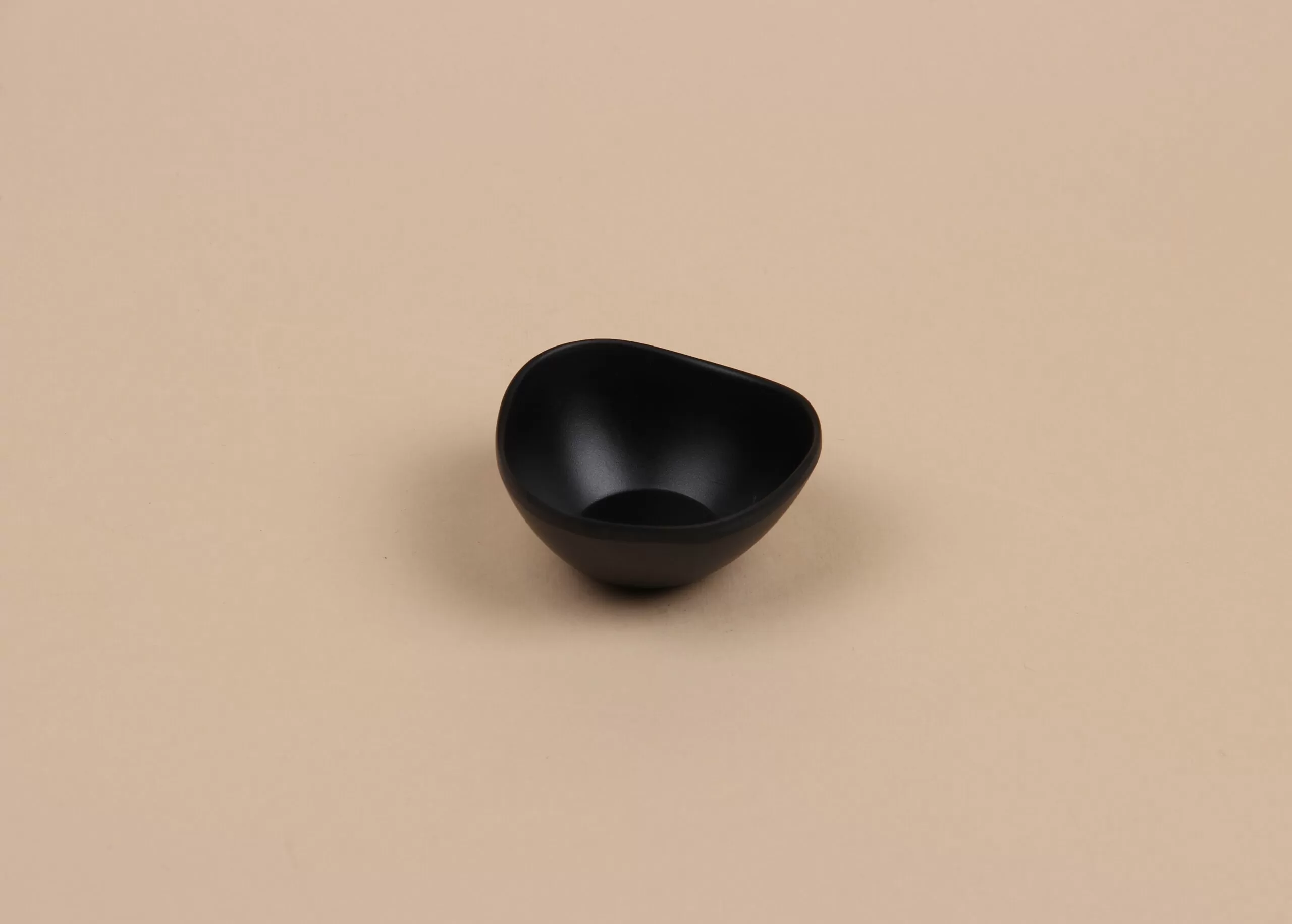 Чаша для соуса треугольная округлая чёрная, 20 мл, арт. 607070
